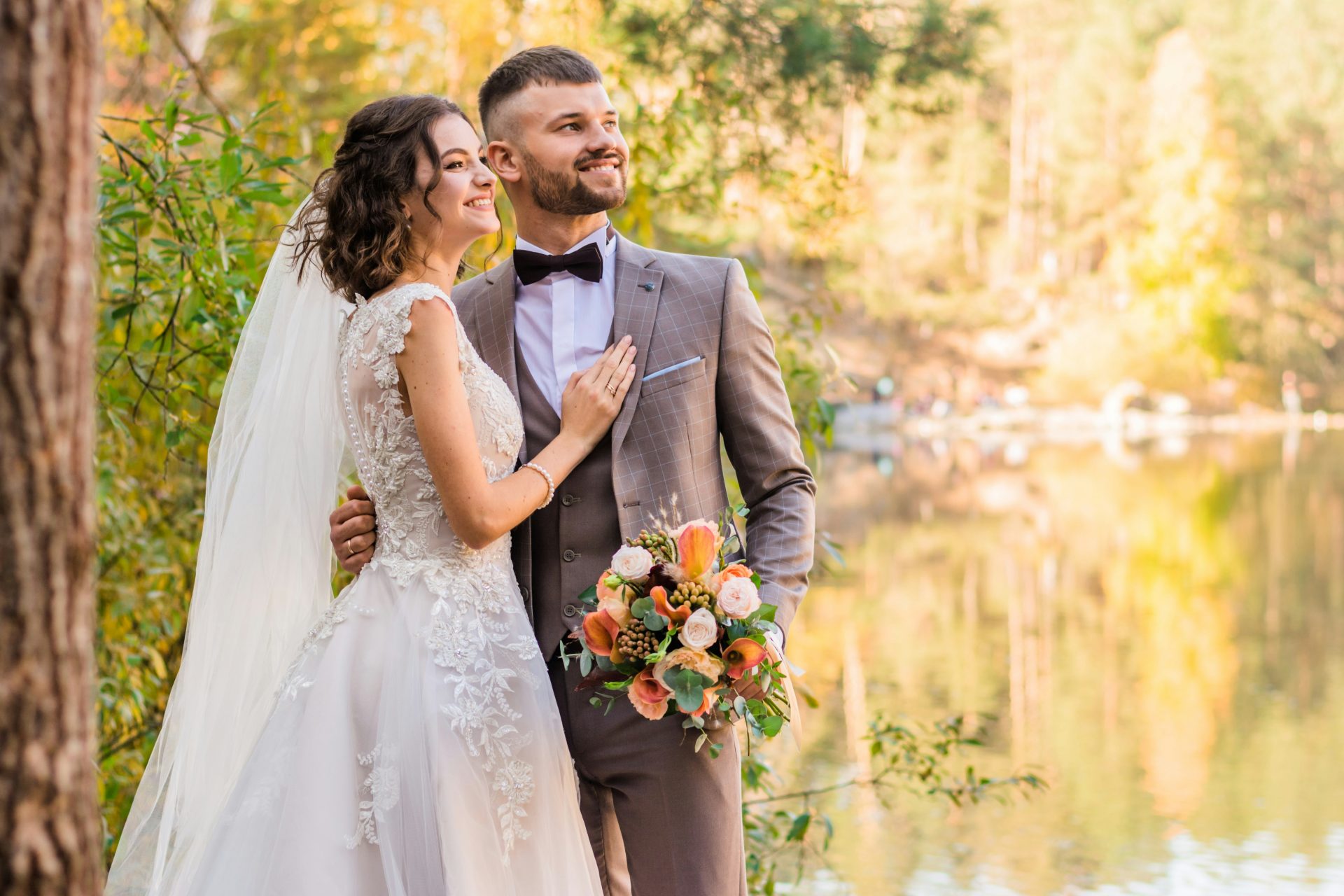 Hombre con traje gris y mujer con vestido de novia blanco