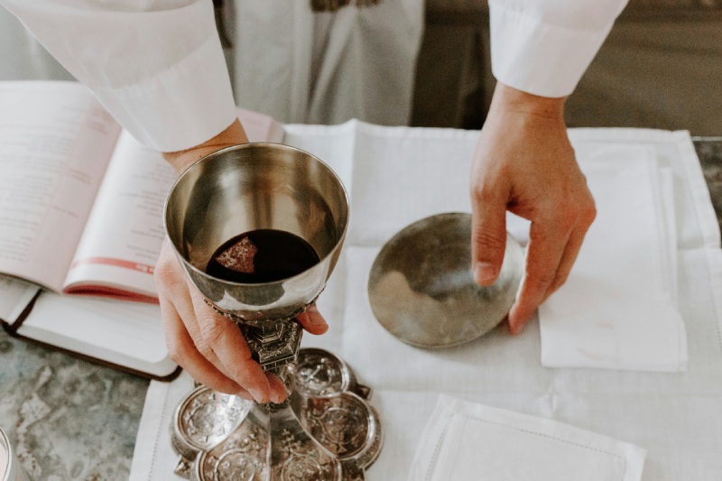 Copa de vino sobre altar de iglesia