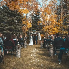 Boda en un bosque otoñal