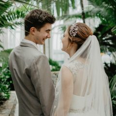Pareja de novios sonrientes