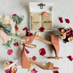 Tacones de boda, caja de alianzas y ramo de flores