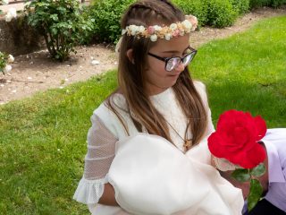 Niña con flores y rosa
