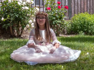 Niña en vestido en jardín
