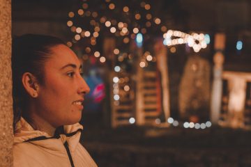 Mujer sonriendo en Navidad