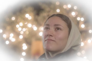 Mujer sonriendo entre luces
