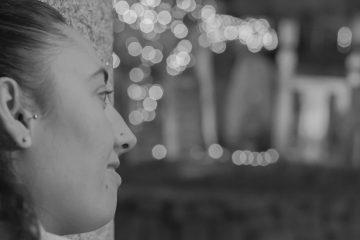 Mujer mirando con luces de fondo